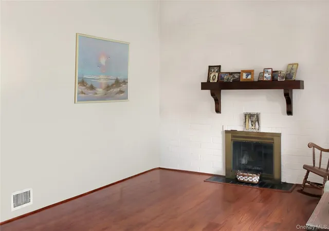 3rd image of 6 Lancaster Pl, Huntington Station, NY 11746 | MLS# 1020081