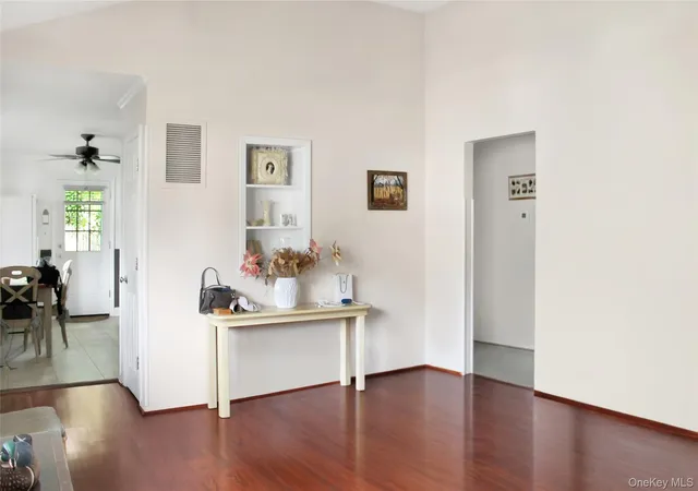 4th image of 6 Lancaster Pl, Huntington Station, NY 11746 | MLS# 1020081
