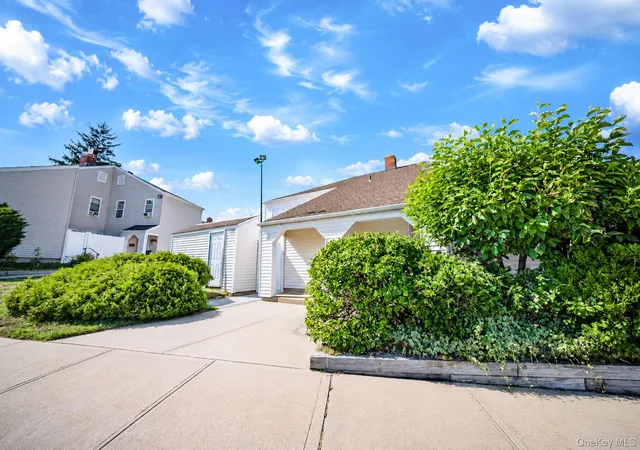 3rd image of 180 Lowndes Ave #D, Huntington Station, NY 11746 | MLS# 1020119