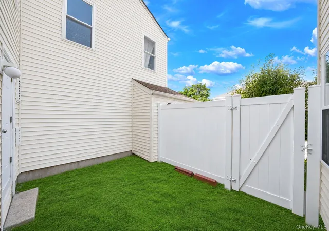 4th image of 180 Lowndes Ave #D, Huntington Station, NY 11746 | MLS# 1020119
