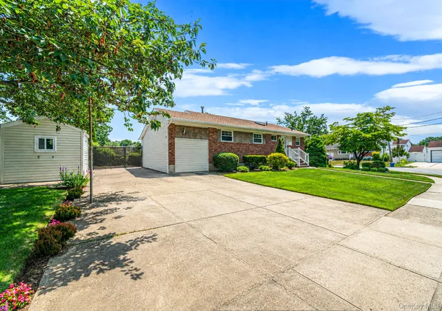 3rd image of 33 Wilshire Dr, North Babylon, NY 11703 | MLS# 1020284