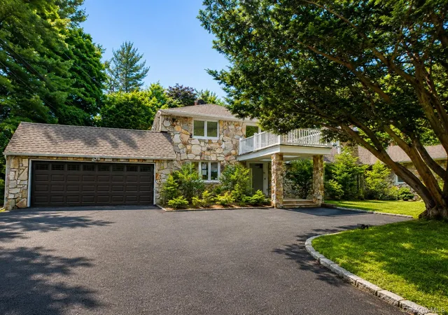 Photo 2 of Single family home for sale at 32 Valley Rd, North Hempstead, NY 11568 | MLS# 1020445 | Listing updated on 2026-09-12