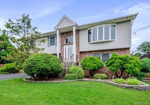 Photo 1 of Single family home for sale at 48 Meadow Ln, Oyster Bay, NY 11801 | MLS# 1020492 | Listing updated on 2026-09-18