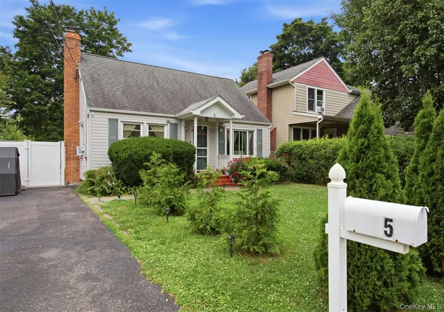 Photo 2 of Single family home for sale at 5 Putnam Pl, Huntington, NY 11746 | MLS# 1020516 | Listing updated on 2026-09-05