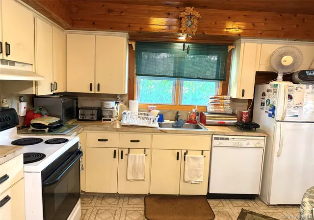 4th image of 70 Brushwood Dr, Shirley, NY 11967 | MLS# 1020668
