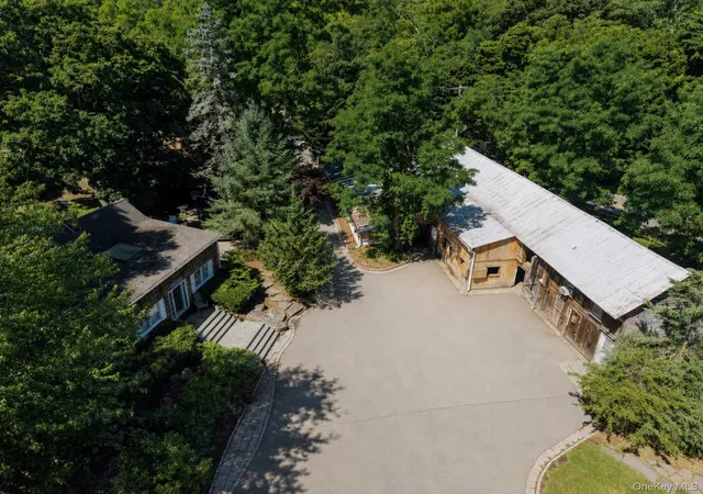 29th image of 386 Bread And Cheese Hollow Rd, Huntington, NY 11743 | MLS# 1020684