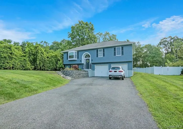 Homes for sale in Newburgh (town), NY | 13 Jodphur Ln, Newburgh (town), NY 12550 | MLS# 1020722