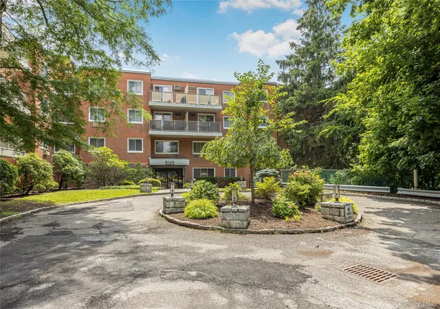 Photo 3 of Sale Pending at 372 Central Park Ave #2A, Scarsdale, NY 10583 | MLS# 1020731 | Listing updated on 2026-09-04