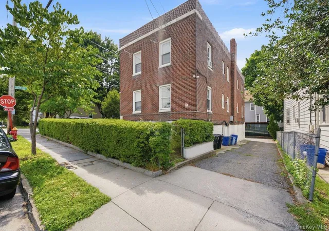 4th image of 21 Crescent Pl, Yonkers, NY 10704 | MLS# 1020735