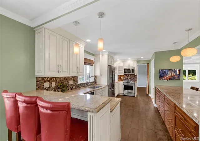 Photo 5 of Sale Pending at 236 Westlake Dr, Mount Pleasant, NY 10595 | MLS# 1020739 | Listing updated on 2026-09-03