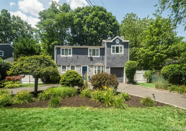 Photo 2 of Sale Pending at 1634 N Gardiner Dr, Islip, NY 11706 | MLS# 1020844 | Listing updated on 2026-08-25