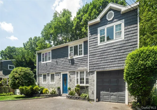 Photo 3 of Sale Pending at 1634 N Gardiner Dr, Islip, NY 11706 | MLS# 1020844 | Listing updated on 2026-08-25