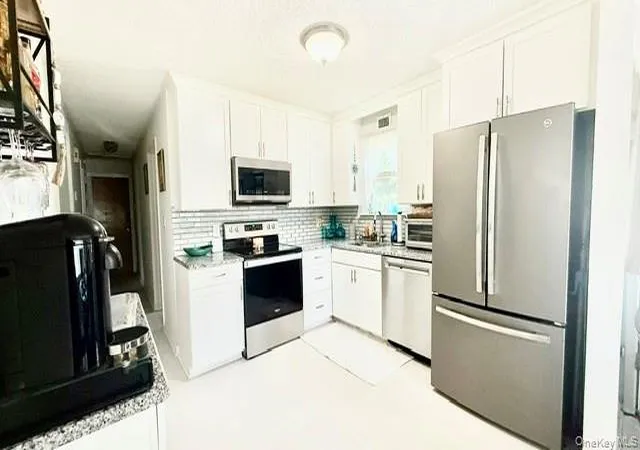Photo 3 of Sale Pending at 26 Robinwood St, Brookhaven, NY 11950 | MLS# 1020846 | Listing updated on 2026-08-07