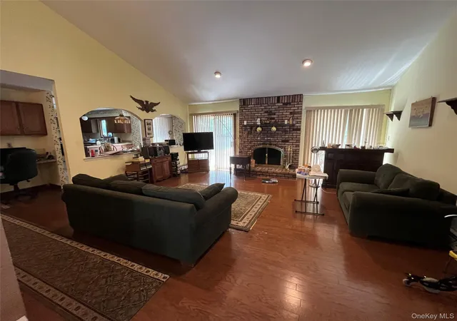 Photo 4 of Sale Pending at 114 Washington Blvd, Smithtown, NY 11725 | MLS# 1020862 | Listing updated on 2026-08-22