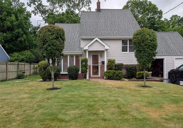 Photo 1 of Sale Pending at 7 Oaktree Ln, Huntington, NY 11746 | MLS# 1020994 | Listing updated on 2026-07-29