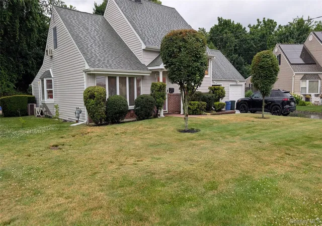 Photo 2 of Sale Pending at 7 Oaktree Ln, Huntington, NY 11746 | MLS# 1020994 | Listing updated on 2026-07-29