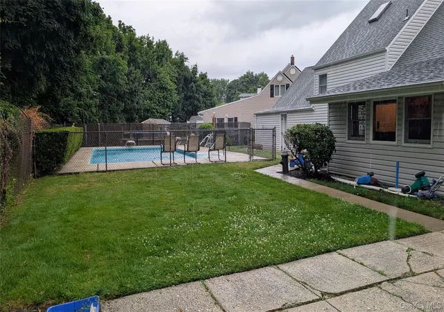 Photo 3 of Sale Pending at 7 Oaktree Ln, Huntington, NY 11746 | MLS# 1020994 | Listing updated on 2026-07-29