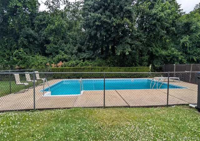 Photo 3 of Sale Pending at 7 Oaktree Ln, Huntington, NY 11746 | MLS# 1020994 | Listing updated on 2026-07-29