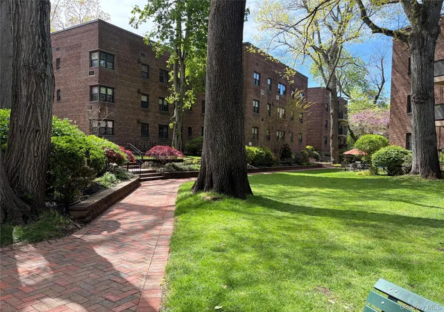 2nd image of 35 Knightsbridge Rd #2-B, North Hempstead, NY 11021 | MLS# 1021026