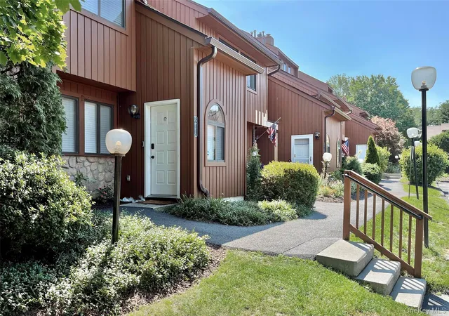 Homes for sale in Poughkeepsie (town), NY | 212 Falcon Ct, Poughkeepsie (town), NY 12603 | MLS# 1021056