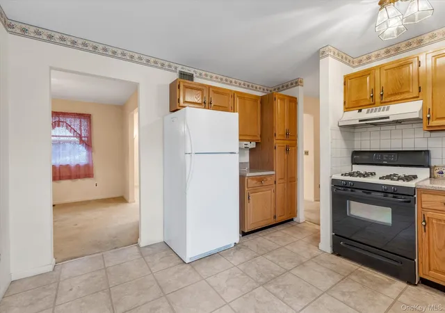 4th image of 7 Daria Dr, Islip, NY 11769 | MLS# 1021064