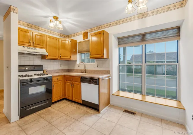 5th image of 7 Daria Dr, Islip, NY 11769 | MLS# 1021064