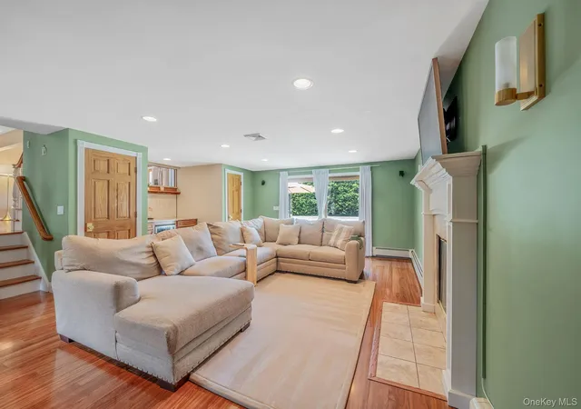 4th image of 108 Keswick Dr, Islip, NY 11730 | MLS# 1021094