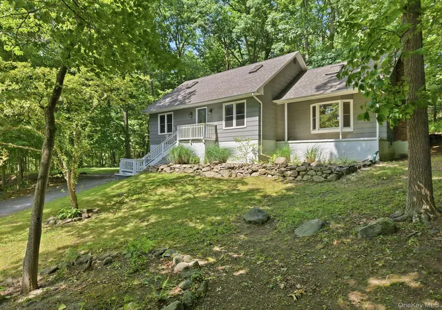 Homes for sale in New Paltz, NY | 3 Dogwood Holw, New Paltz, NY 12561 | MLS# 1021174