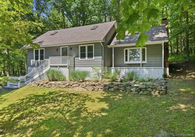Homes for sale in New Paltz, NY | 3 Dogwood Holw, New Paltz, NY 12561 | MLS# 1021174