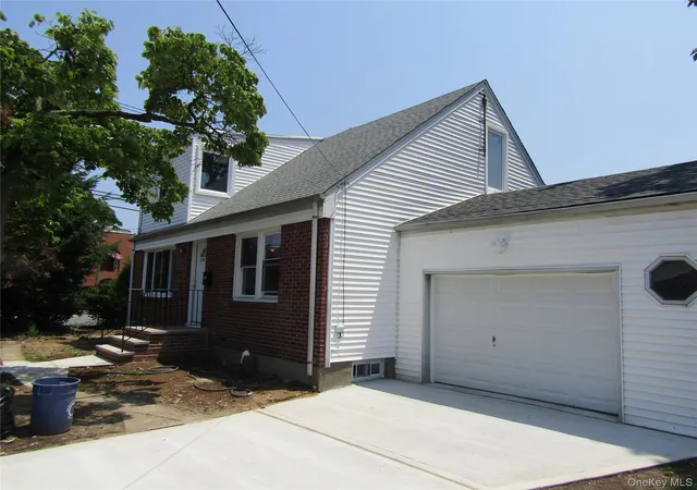 Photo 3 of Single family home for sale at 258 Brown Ave, Hempstead, NY 11550 | MLS# 1021188 | Listing updated on 2026-10-29