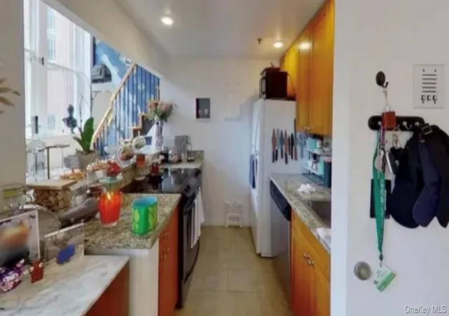 Listing Photo 2 - Condo for sale in building located at 2409 Villa At The Woods, Peekskill, NY 10566 - Unit #