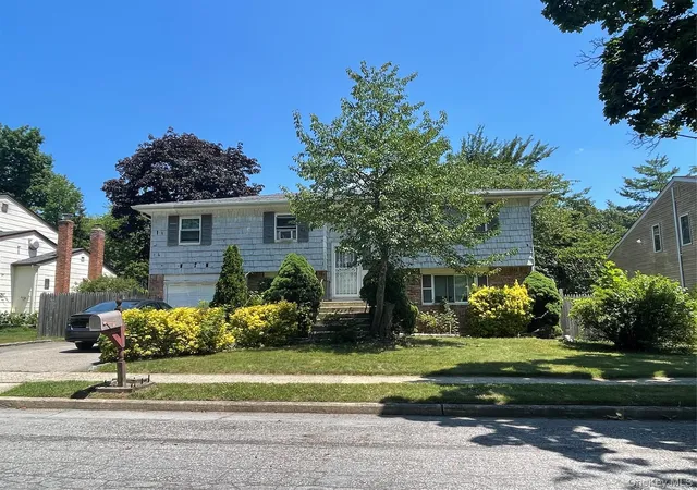 5th image of 110 Greenway Dr S, Oyster Bay, NY 11791 | MLS# 1021323