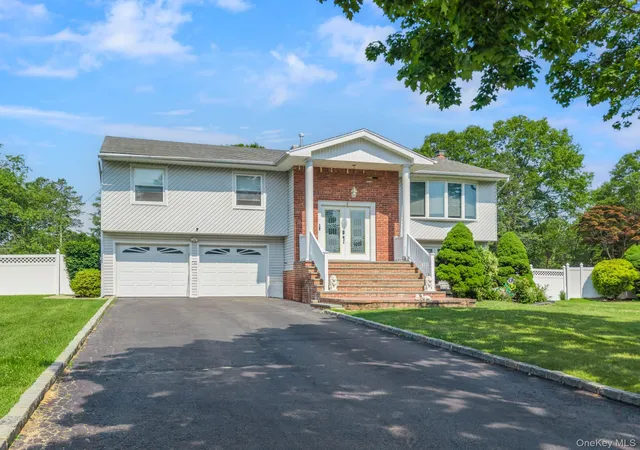 Photo 3 of Sale Pending at 40 Peppermint Rd, Commack, NY 11725 | MLS# 1021379 | Listing updated on 2026-07-24