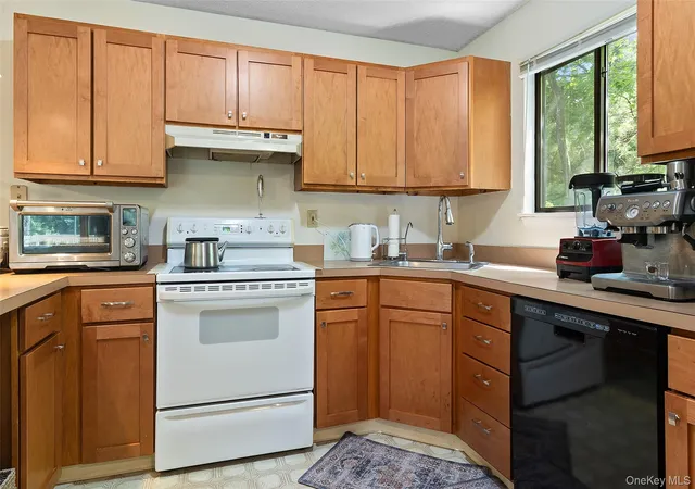 Listing Photo 4 - Condo for sale in building located at 48 Overlook Commons, Yorktown Heights, NY 10598