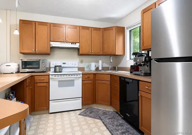 Listing Photo 5 - Condo for sale in building located at 48 Overlook Commons, Yorktown Heights, NY 10598