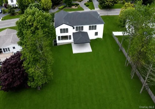 3rd image of 14 Wilmington Dr, Melville, NY 11747 | MLS# 1021458