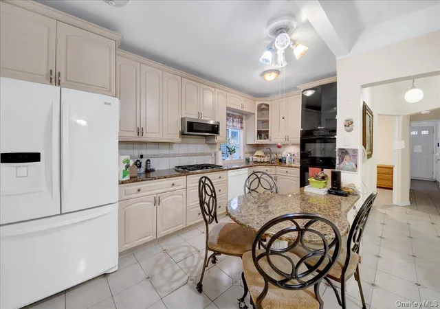 Listing Photo 4 - Condo for sale in building located at 3170 Rawlins Ave, New York, NY 10465