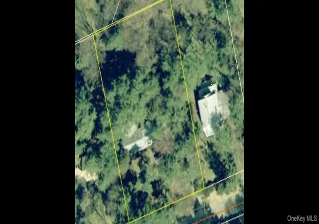 Photo 3 of Sale Pending at 11 Mary Ln, Oyster Bay, NY 11548 | MLS# 1021581 | Listing updated on 2026-08-31