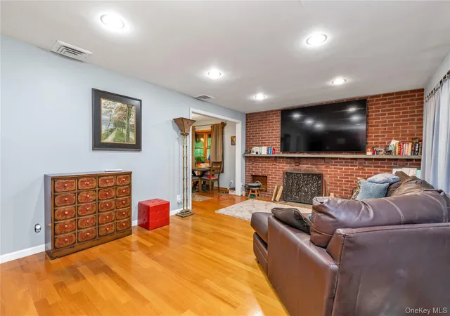 3rd image of 21 Laurel Ave, Sea Cliff, NY 11579 | MLS# 1021621