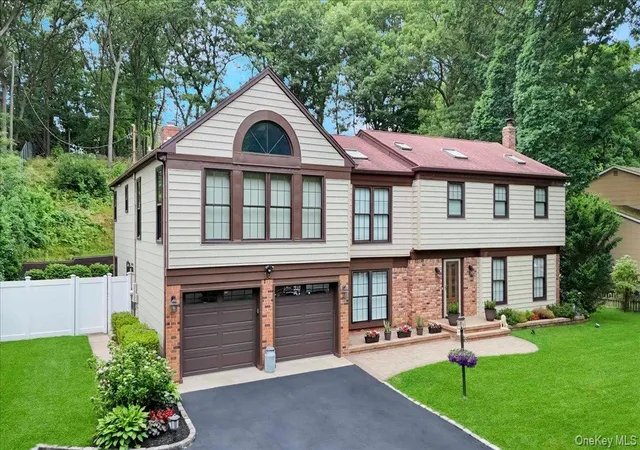 Photo 4 of Single family home for sale at 10 Burham Dr, Smithtown, NY 11787 | MLS# 1021652 | Listing updated on 2026-10-04
