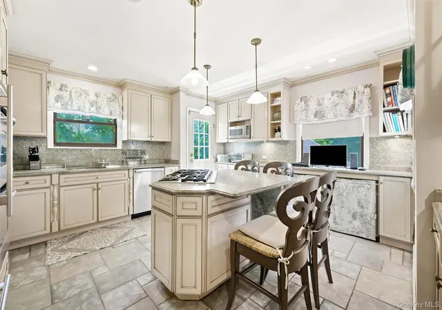 Photo 3 of Single family home for sale at 873 James St, Pelham, NY 10803 | MLS# 1021753 | Listing updated on 2026-10-03