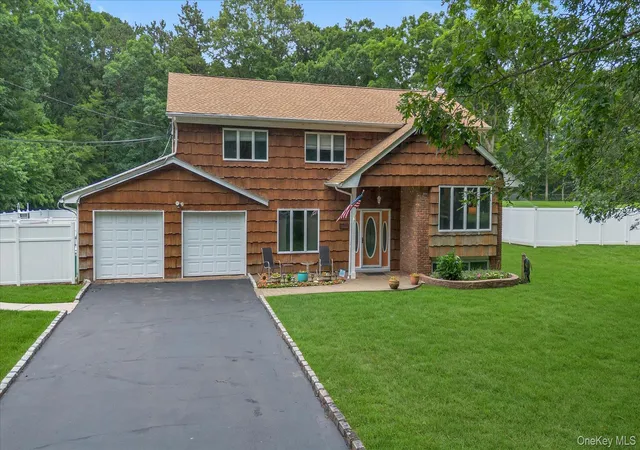 2nd image of 29 Wintergreen Dr, Melville, NY 11747 | MLS# 1021765