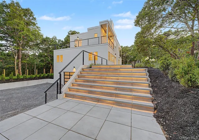 Photo 2 of Sale Pending at 5 Bark Ct, East Hampton, NY 11975 | MLS# 1021784 | Listing updated on 2026-09-01