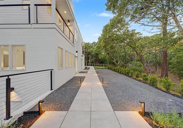Photo 3 of Sale Pending at 5 Bark Ct, East Hampton, NY 11975 | MLS# 1021784 | Listing updated on 2026-09-01