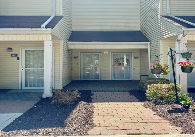 Homes for sale in New Windsor, NY | 305 Gazebo Ct, New Windsor, NY 12553 | MLS# 1021785
