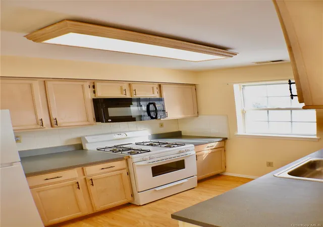 4th image of 305 Gazebo Ct, New Windsor, NY 12553 | MLS# 1021785