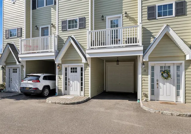 2nd image of 10 Hearthstone Ct, Oyster Bay, NY 11735 | MLS# 1021806