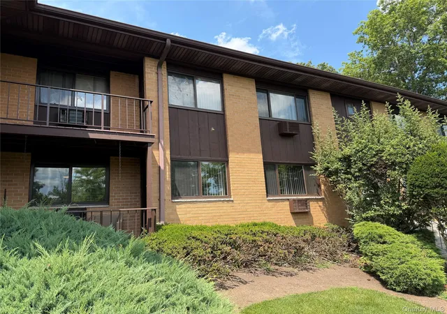 Homes for sale in Orangetown, NY | 8 E Lawrence Park Dr #9, Orangetown, NY 10968 | MLS# 1021828