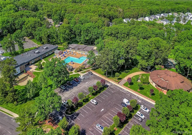 2nd image of 176 Ventry Ct, Brookhaven, NY 11961