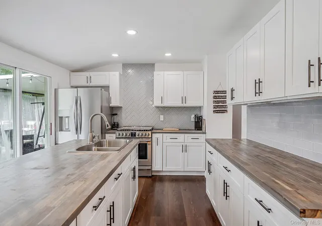 2nd image of 10 Arrowhead Ct, Brookhaven, NY 11720 | MLS# 1021893